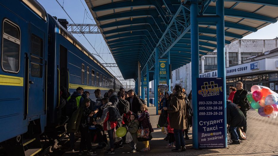 Orphan children who fled from the occupied by the Russian army Ukrainian town of Polohy, board with their teachers an evacuation train to the western part of Ukraine, at the railway station in Zaporizhzhia, southeastern Ukraine, 26 March 2022. Around 30 orphan children from an orphanage in the Polohy town, Zaporizhzhia region, following the fightings and occupation of the town by the Russian military, fled with their teachers to the city of Zaporizhzhia. From there they went to the western part of Ukraine, where they hope to find a safe place far from the active war zones. EPA/ROMAN PILIPEY ATTENTION: This Image is part of a PHOTO SET Dostawca: PAP/EPA.
