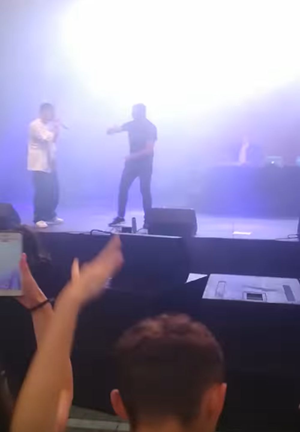 Fan wtargnął na scenę podczas koncertu Sobela