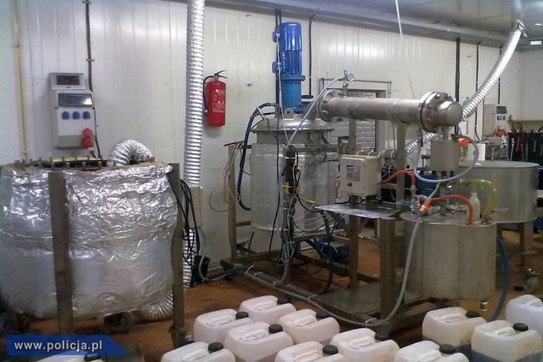 Fabryczka narkotyków działała w Toruniu dosłownie pod nosem policji - przy ul. PCK, niedaleko komisariatu policji Toruń Śródmieście. Po ośmiu latach od jej rozbicia bracia Cezary i Bartosz T. wciąż są bez kary za ten przestępczy proceder.