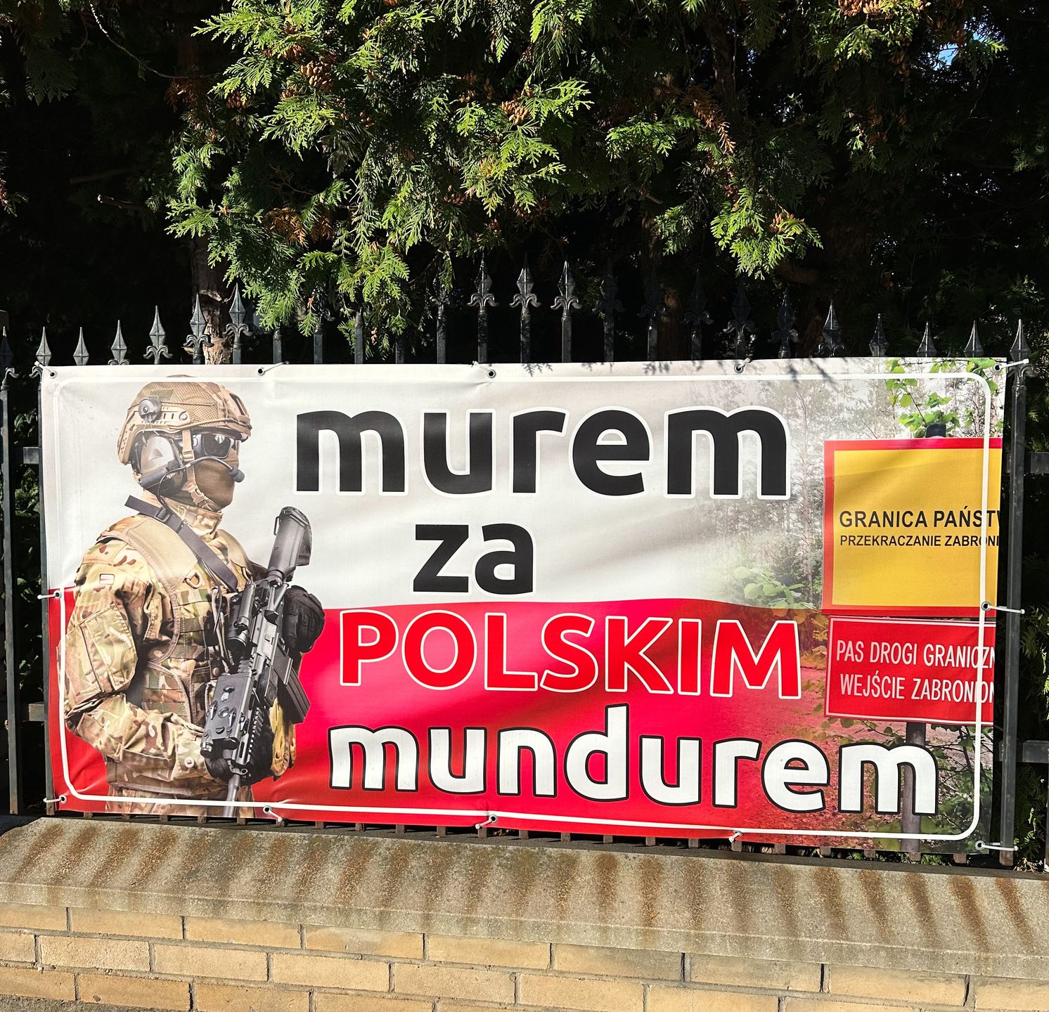 Banery wspierające wojsko to dziś częsty widok na Podlasiu