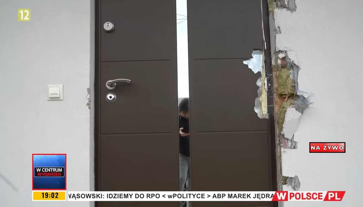 Drzwi po przeszukaniu domu Ziobry