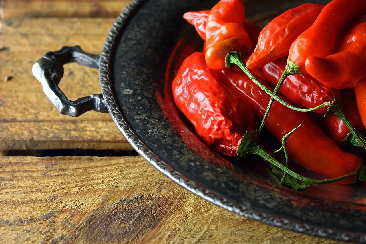 Chcesz ograniczyć kalorie? Dodaj odrobinę chili do posiłku