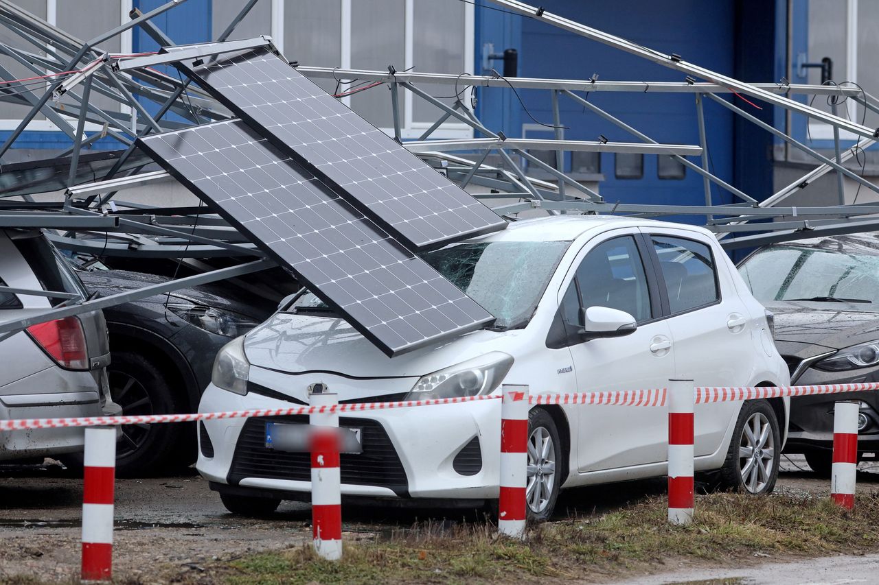 Wiatr zerwał panele fotowoltaiczne. 11 aut uszkodzonych 
