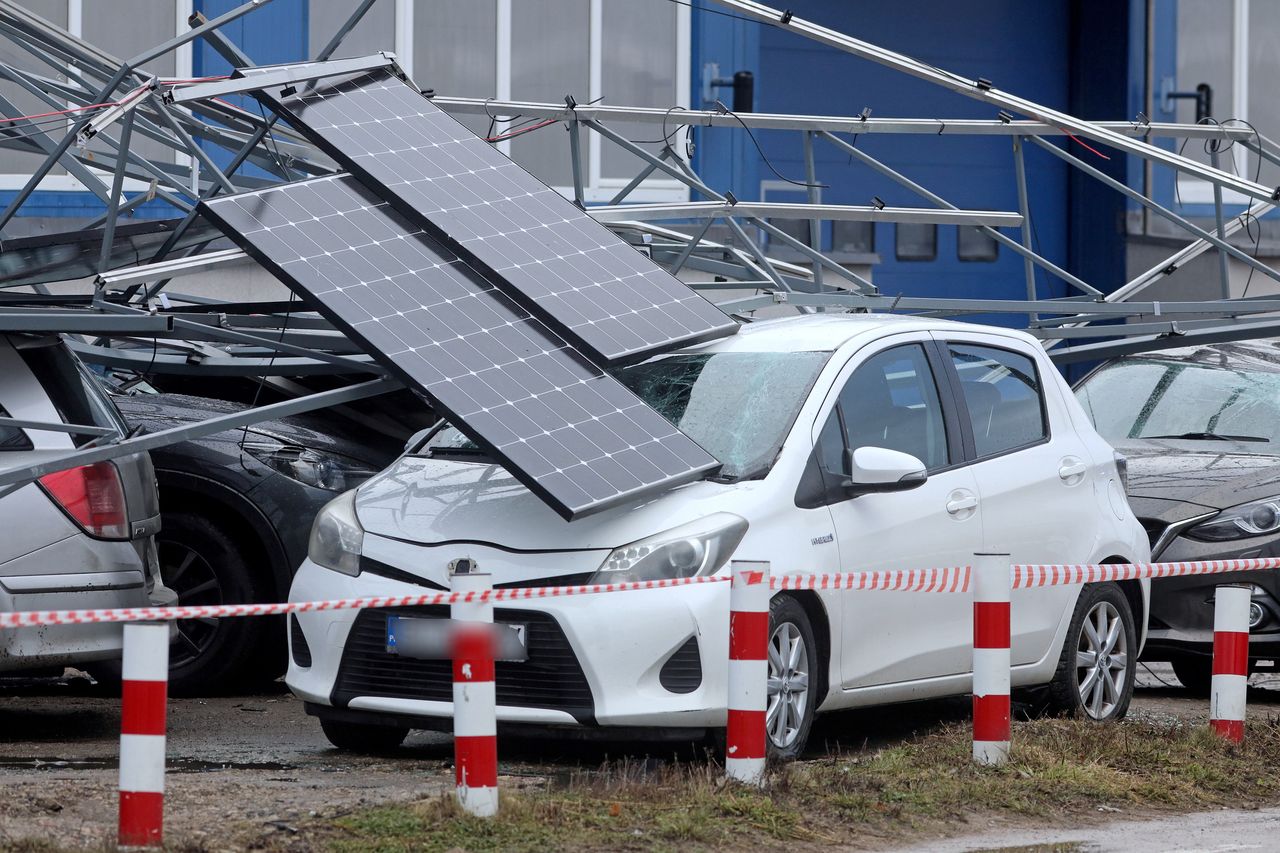 Instalacja fotowoltaiczna a wiatr. Jak wygrać z pogodą?