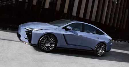 Lexus ES podnosi poprzeczkę w segmencie E. Pod maską nie tylko hybryda