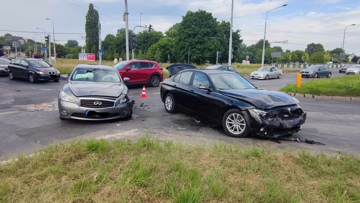 Zderzenie BMW z infiniti na skrzyżowaniu al. Andersa z ul. Mełgiewską w Lublinie