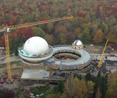 Chorzów. Przebudowa planetarium trwa, właśnie zamontowano kapsułę czasu