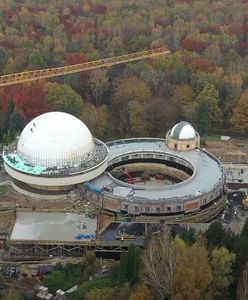 Chorzów. Przebudowa planetarium trwa, właśnie zamontowano kapsułę czasu