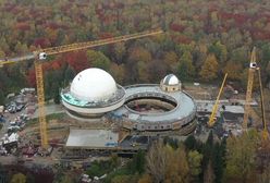 Chorzów. Przebudowa planetarium trwa, właśnie zamontowano kapsułę czasu