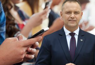 Koniec telefonów w szkołach. Nauczycielka komentuje decyzję prezydenta