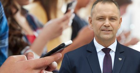 Koniec telefonów w szkołach. Nauczycielka komentuje decyzję prezydenta