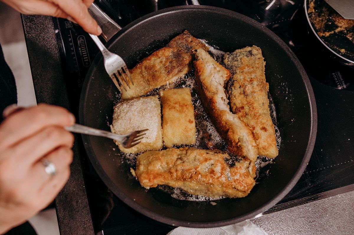 Do not give up on frying fish. There is a simple way to get rid of its bothersome odour.