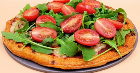 Wygląda i smakuje jak pizza. Ale zrobisz w 5 minut i można jeść bez wyrzutów sumienia