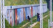 Antywojenne murale zdewastowane. Chuligani nagrani przez monitoring