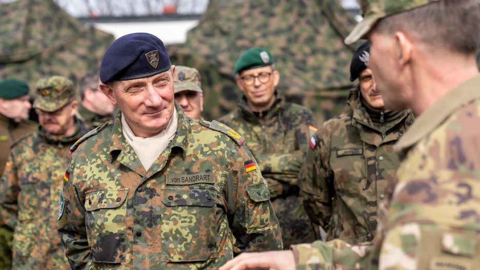 Generał Jürgen-Joachim von Sandrart, dowódca Wielonarodowego Korpusu Północny Wschód.