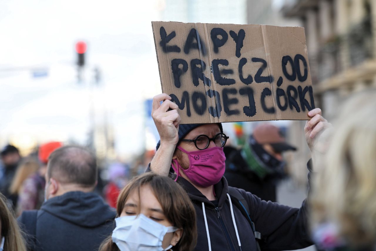 Strajk we Wrocławiu. Policjantka zrobiła furorę. Machała i biła brawo protestującym