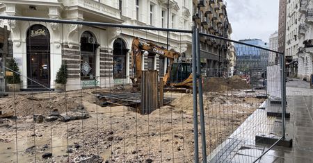 Warszawa. Znalezisko na placu Pięciu Rogów. Fundamenty starych kamienic opóźnią prace