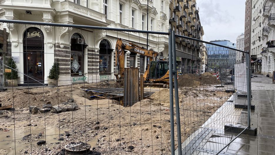 Warszawa. Tegoroczne prace w centrum stolicy skomplikowały nieco życie przechodniom. Kolejne przestrzenie placu Pięciu Rogów zamieniały się w wyzwania. Ale wkrótce stolica dostanie nowe, niezwykłe miejsce