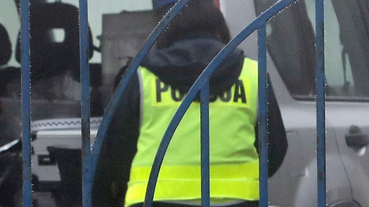 Policja podczas przeprowadzania czynności na miejscu zdarzenia - zdjęcie ilustracyjne