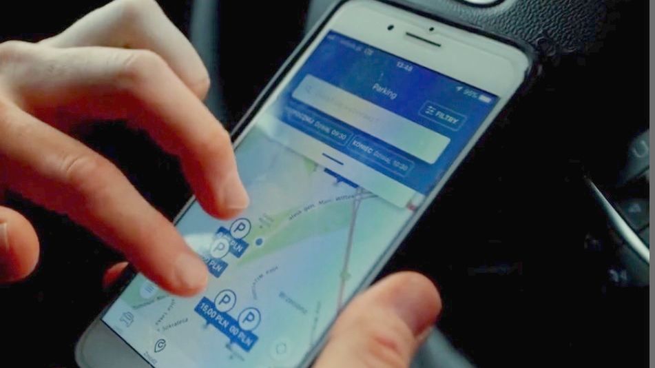 Znajdywanie miejsc postojowych jest już dostępne w niektórych aplikacjach producentów aut.