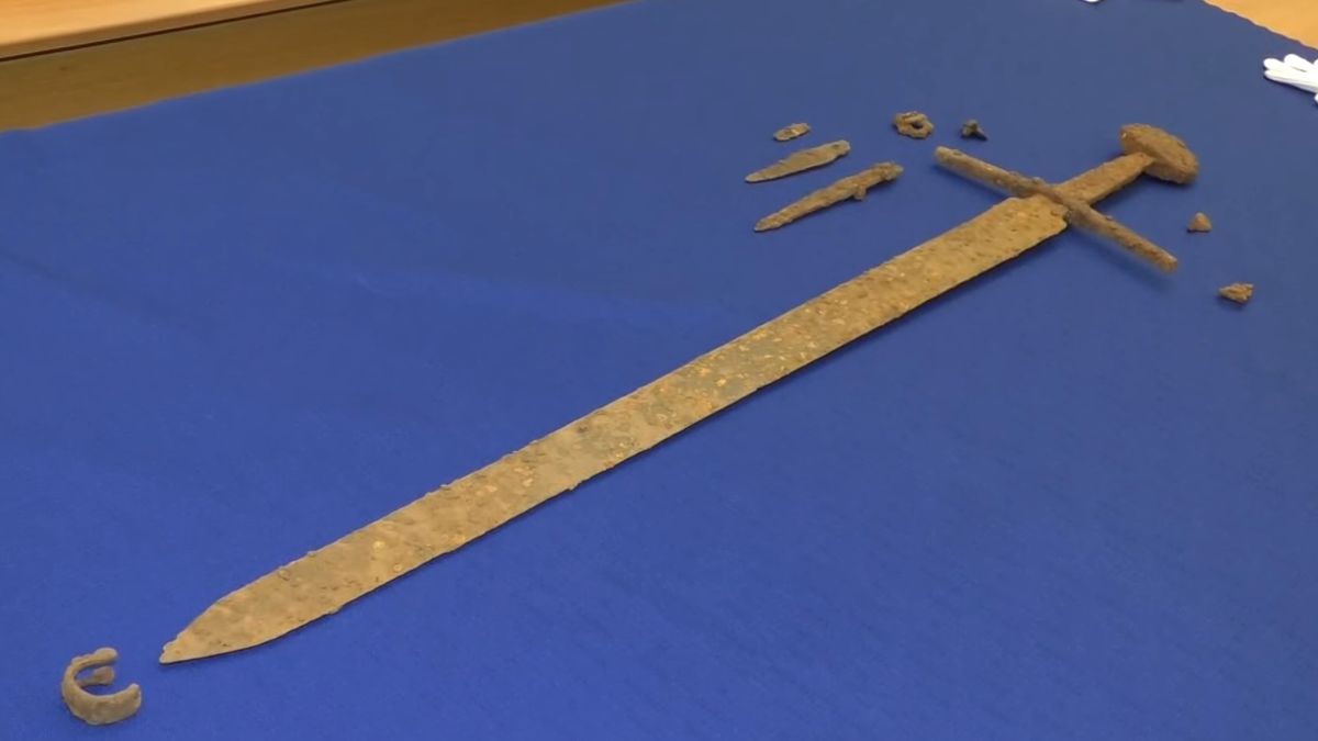 Miecz przeleżał w ziemi ok. 600 lat 