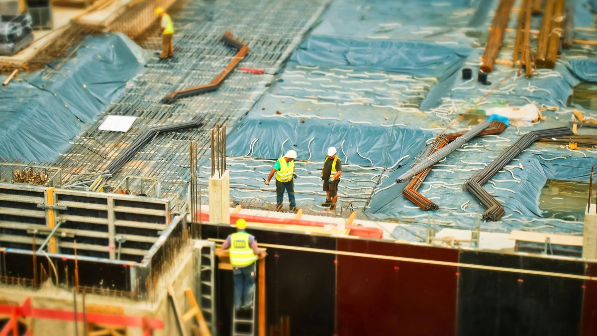 Praca na budowie w upalne dni? Regulują to przepisy BHP