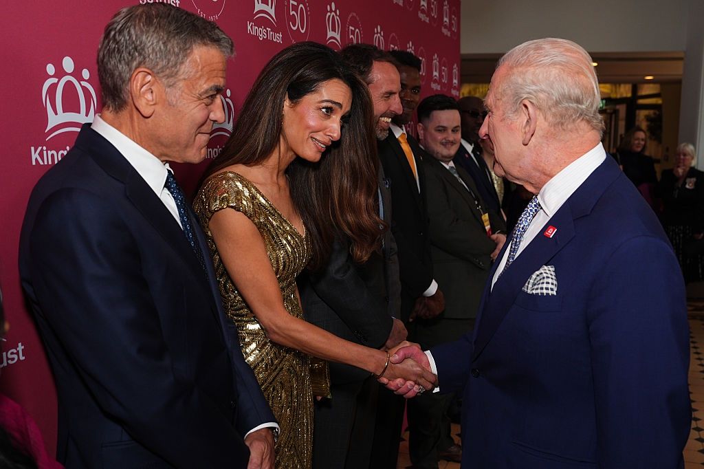 George i Amal Clooneyowie brylują na gali u króla Karola 