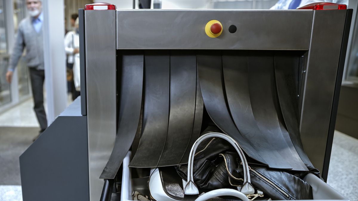 W bagażu pasażerki znaleziono potencjalnie niebezpieczny przedmiot (zdj. ilustracyjne)