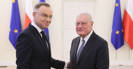Człowiek Trumpa "postawił na nogi" obóz władzy. Niewygodny temat na koniec kampanii