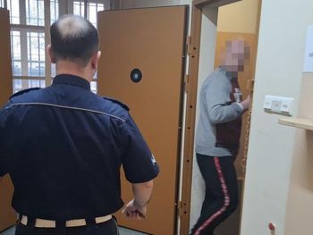 Lębork: Zamiast oddać auto koleżance, razem z kumplem jeździł nim po alkoholu i narkotykach. Policję wezwała ochrona