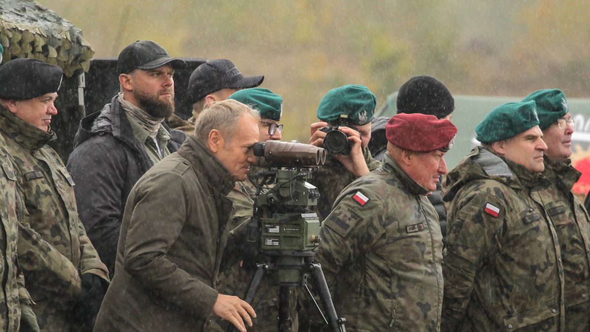 Donald Tusk, Stanis�aw Czosnek, Marek Soko�owski
Tomasz Waszczuk
armia, bro�, �wiczenia, odprawa, poligon, Tarcza, uzbrojenie, wojsko, granicy polsko bia�oruskiej, granicy polsko rosyjskiej, granicy polsko-bia�oruskiej, granicy polsko-rosyjskiej, Narodowy plan bezpiecze�stwa, obrona, pojazd opancerzony, si� zbrojnych, sprz�t, szkolenia, szkolenie, testowanie, trening, treningiem, umocniania granicy, umocnienia granicy, umocnienie granicy, uzbrojenia, wojska, wojska polskiego, wschodniej flanki NATO, wschodniej granicy pa�stwa, �o�nierzy