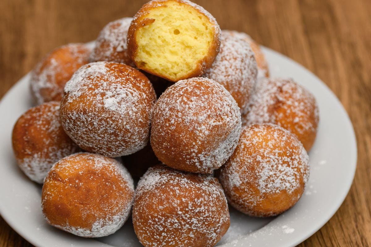 Weź serek wiejski i 2 jajka. Dorzuć kilka składników, a po chwili będziesz mieć górę lekkich i białkowych pączków