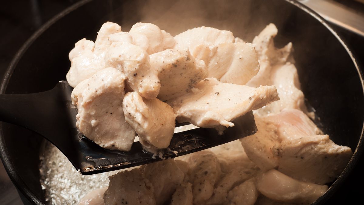 Biała piana często pojawia się podczas smażenia piersi kurczaka