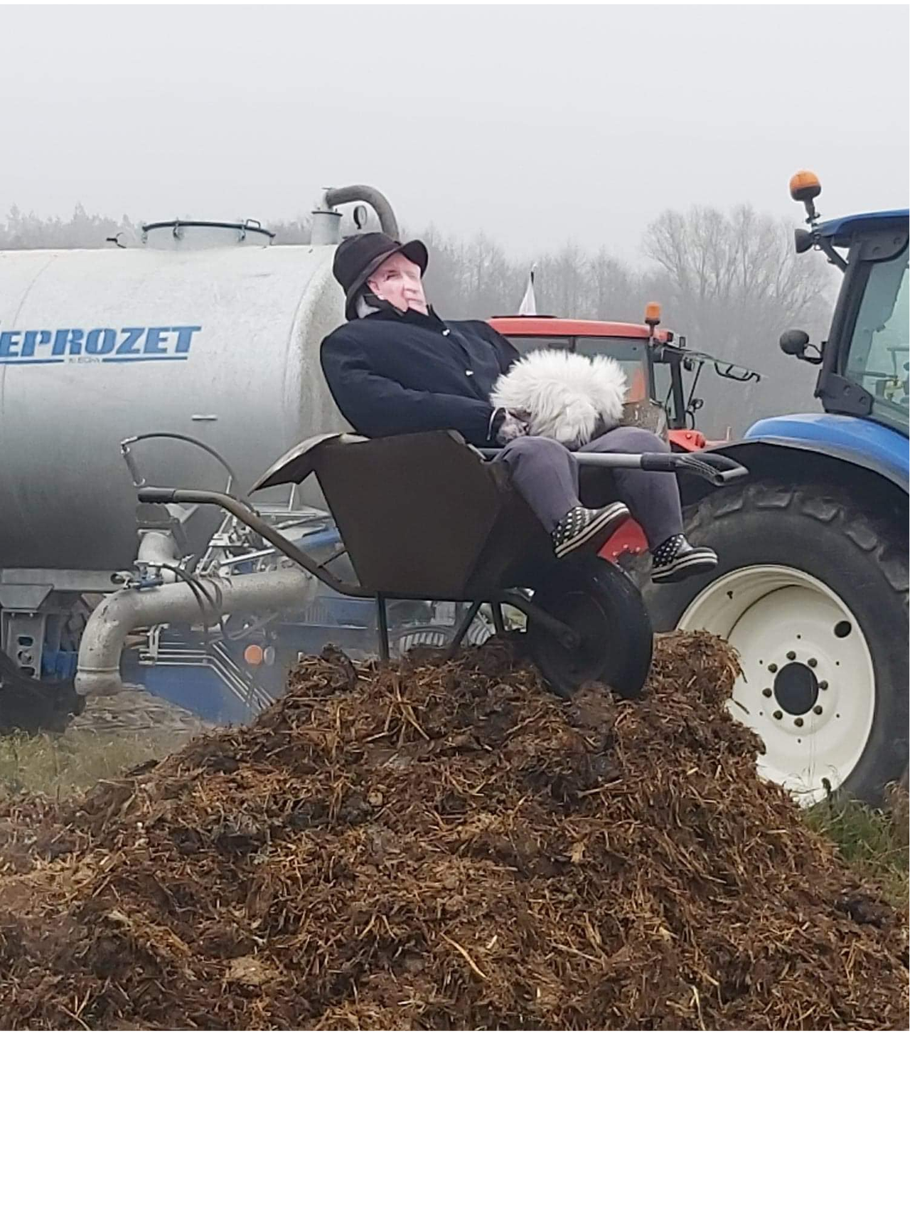 Kukła Jarosława Kaczyńskiego z futerkiem i łopatą /Zdj. Facebook/Agrounia