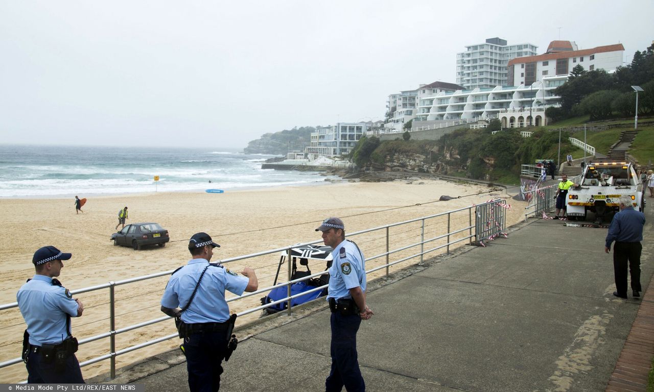 Policja na plaży w Australii 