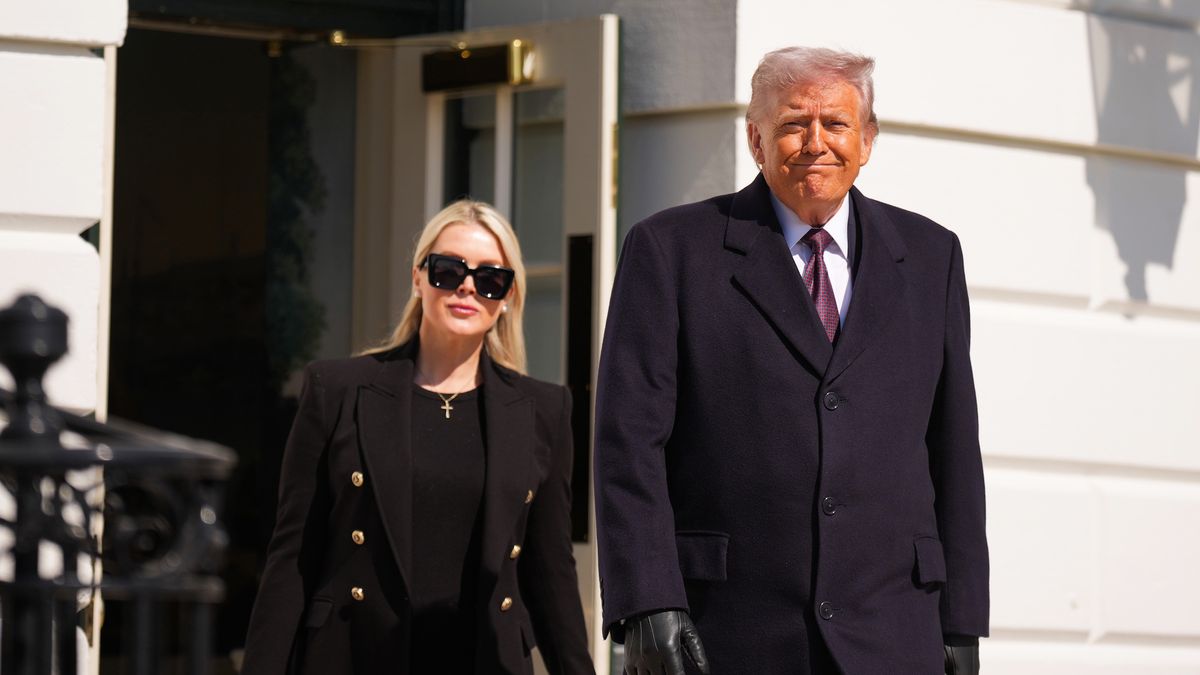 Rzeczniczka Białego Domu Karoline Leaviti i prezydent Donald Trump