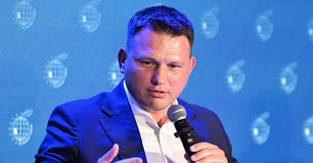 "PiS ma ludzi za idiotów". Mentzen gromi partię Kaczyńskiego