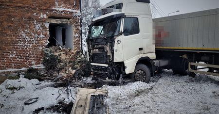 Trudne warunki na drogach, ciężarówka wbiła się w ścianę. IMGW ostrzega