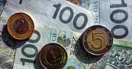 Emeryci i renciści mogą mniej dorobić. To już obowiązuje. Zmiany weszły w życie we wrześniu 2026.