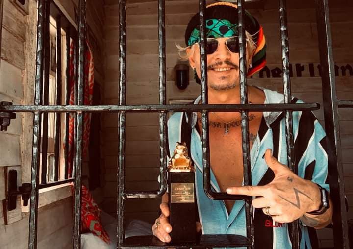 Johnny Depp pozuje ze Złotą Żabą (Instagram)