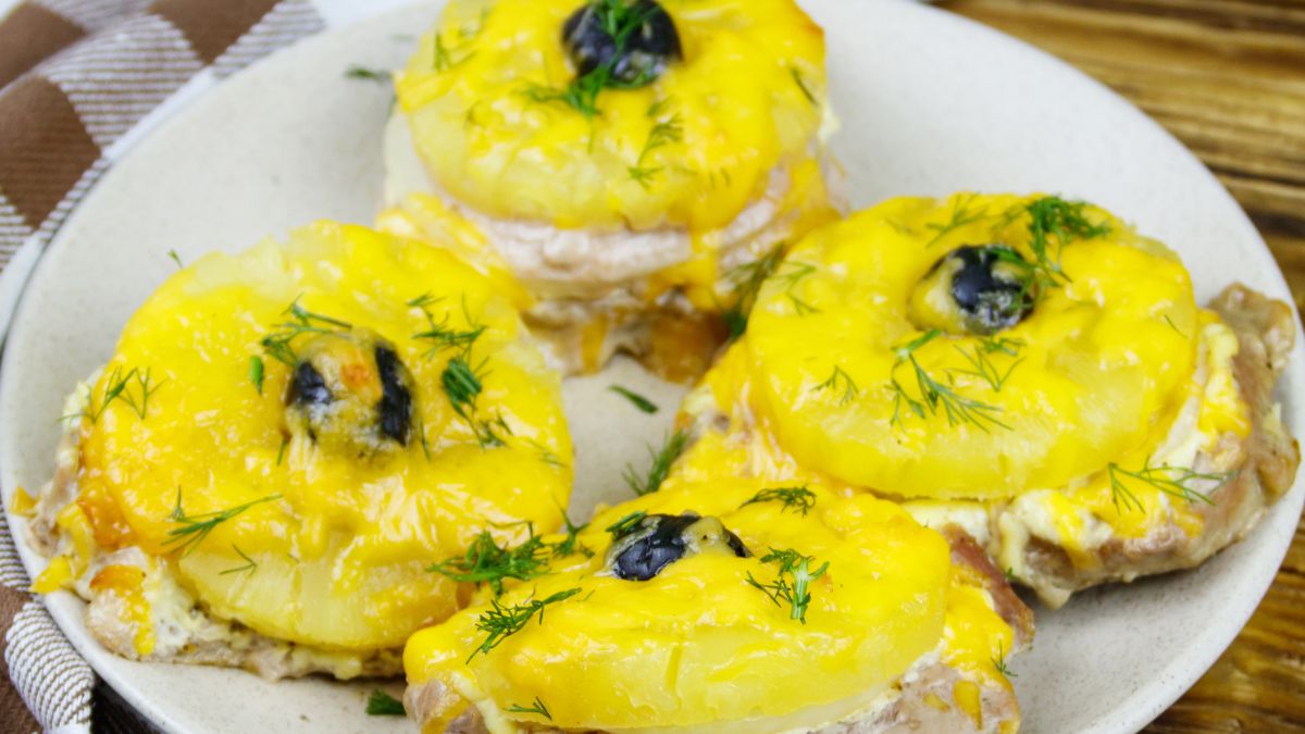 Pokrój schab w plastry i zapiecz z ananasem