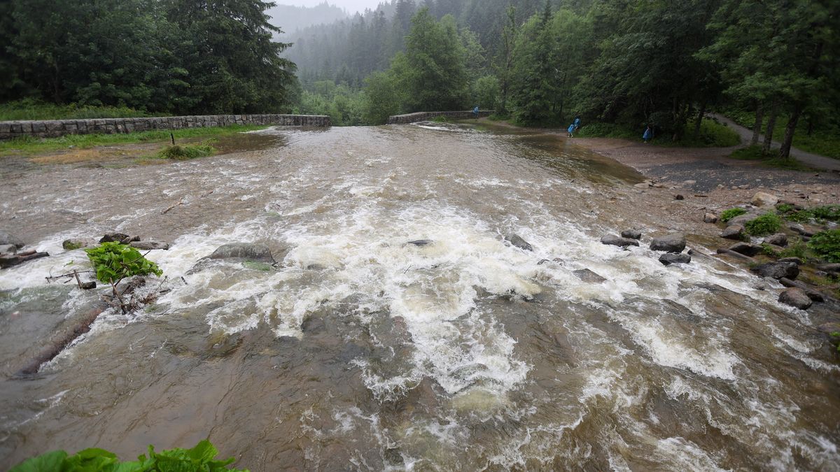 wezbrany potok
Grzegorz Momot
burza, deszcz, g�ry, nawa�nica, szlak turystyczny, Tatry, turystyka g�rska, ulewa, atmosferyczne, podtopienia, z�e warunki