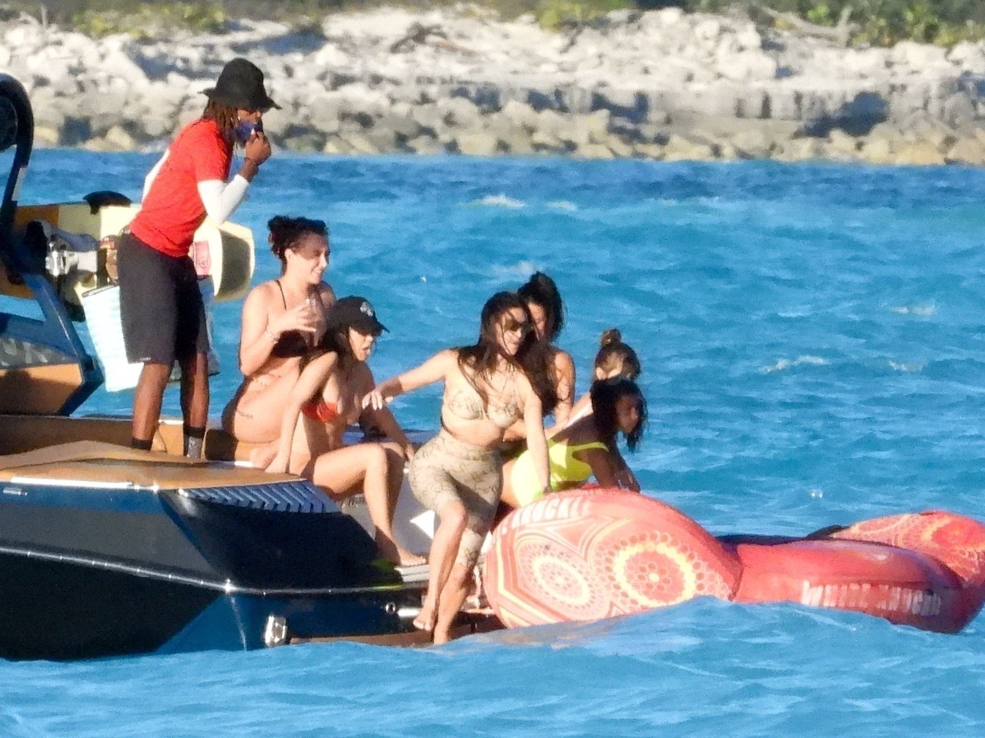 Kim Kardashian z siostrą Kourtney i dziećmi wypoczywają na wyspie 