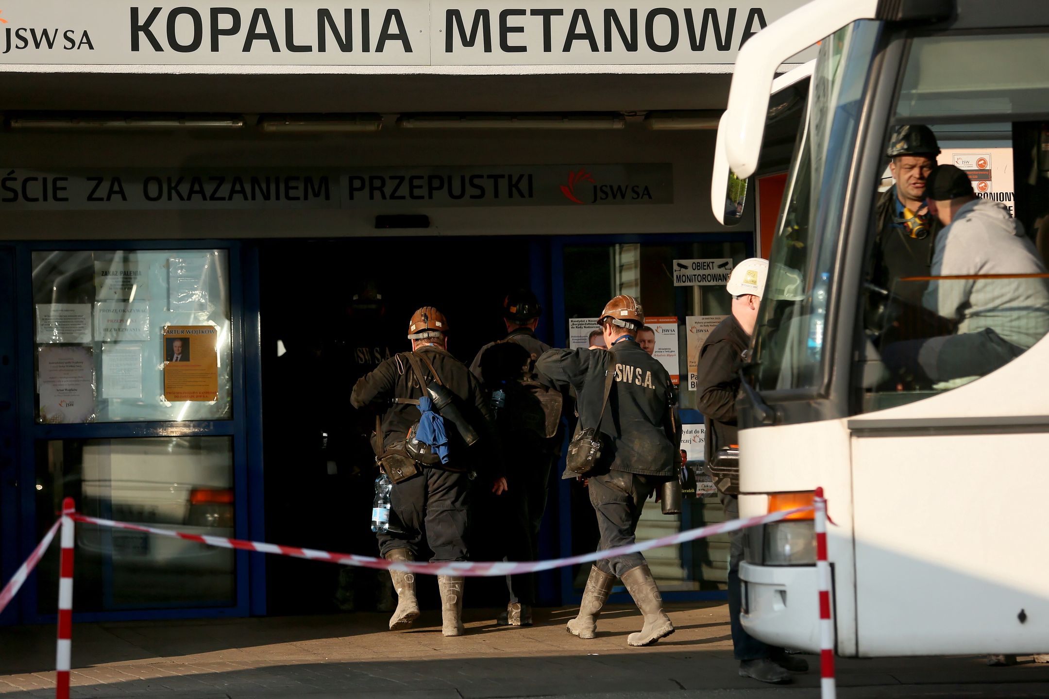 Jastrzębie-Zdrój, 26.04.2022. Ratownicy podczas akcji poszukiwawczej na terenie kopalni węgla kamiennego Borynia-Zofiówka Ruch Zofiówka w Jastrzębiu-Zdroju, 26 bm. Ciała pozostałych górników zaginionych w wypadku w kopalni Zofiówka zostały odnalezione, są transportowane na powierzchnię. Poinformowano o problemach z identyfikacją odnalezionych osób. (kf) PAP/Zbigniew Meissner