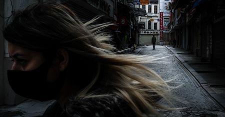 "Nie jest pani za zimno"? Zaczyna się sezon na "catcalling"