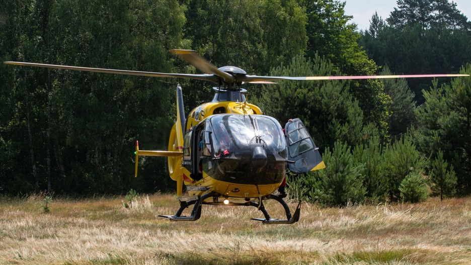 Wypadek na DK27 pod Zielon? G�r?
Fot. NewsLubuski/East News, Swidnica, 26.06.2023. Wypadek na drodze krajowej nr 27 miedzy Swidnica a Piaskami pod Zielona Gora. Zderzyly sie trzy samochody osobowe - Hyundai, Mazda i Toyota. Siedem osob, w tym troje dzieci trafilo do szpitali. Na miejscu interweniowal smiglowiec LPR.
NewsLubuski