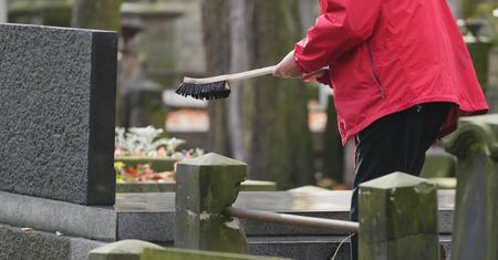 Znicze za 3 zł, ale są też za ponad 1000 zł. Ceny przed 1 listopada