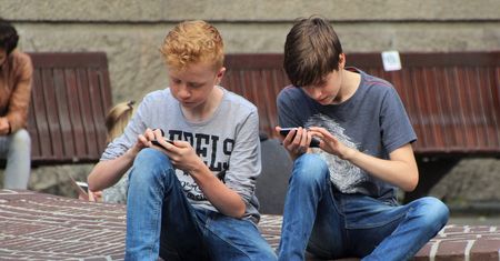 Koniec telefonów w szkołach. Zakaz już obowiązuje