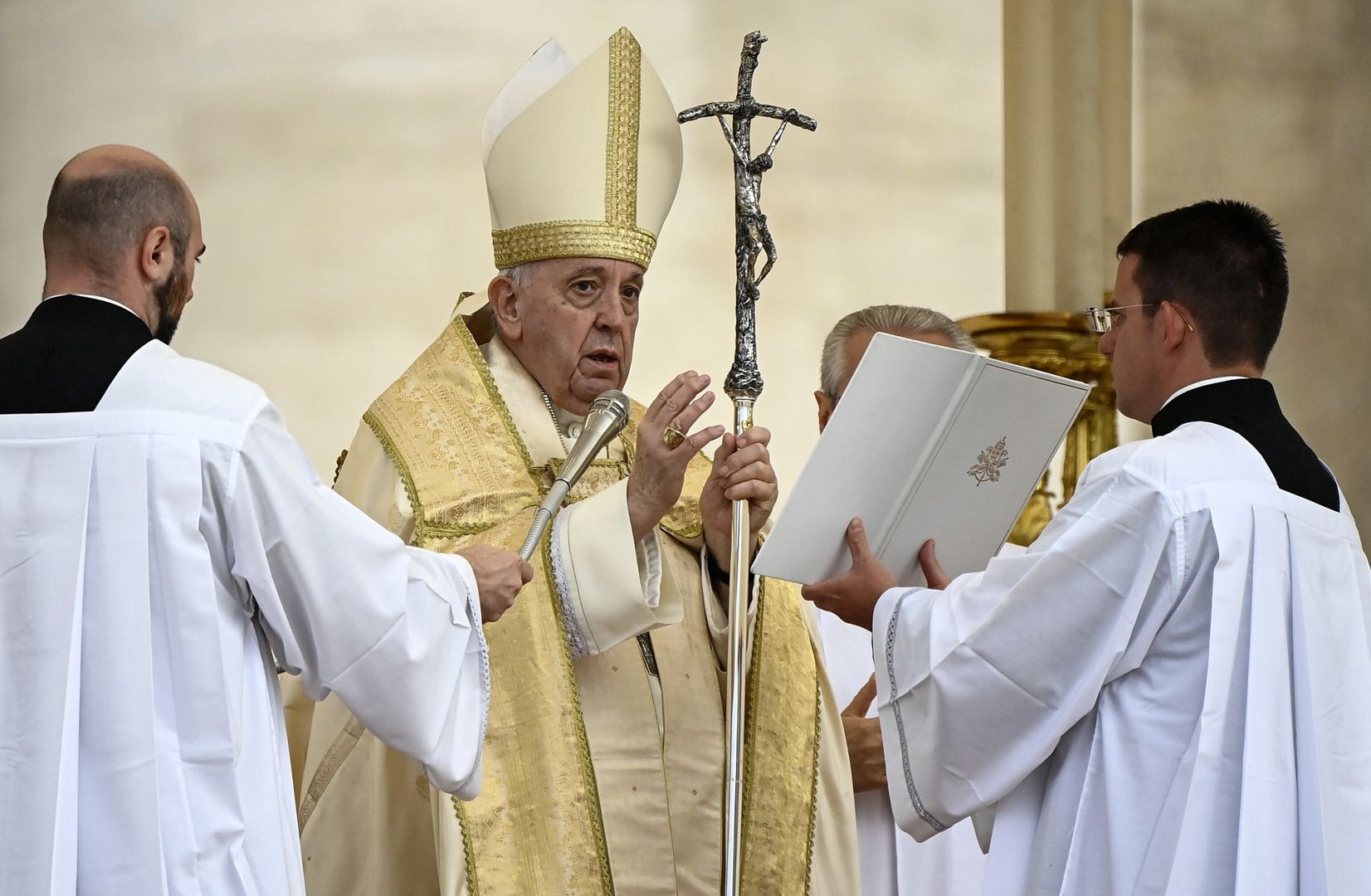 "Zero tolerancji". Papież o celibacie i "potwornościach" Kościoła