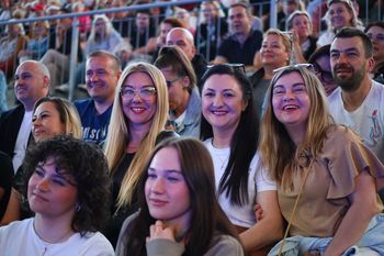 Świętokrzyska Biesiada Kabaretowa 2025 w amfiteatrze Kadzielnia. Czołówka polskich kabaretów rozbawiła publiczność do łez